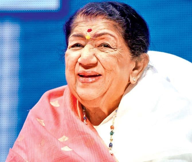 Lata Mangeshkar: मीडिया रिपोर्ट्स के मुताबिक, मशहूर सिंगर लता मंगेशकर को शो के होस्ट कपिल शर्मा ने कई बार आमंत्रित किया था. हालांकि, उसने विनम्रता से प्रस्ताव को अस्वीकार कर दिया.