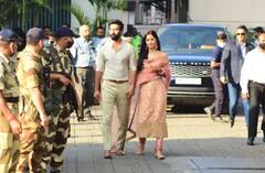 In Pics : कतरिना कैफ आणि विकी कौशलची लग्नानंतरची पहिली झलक