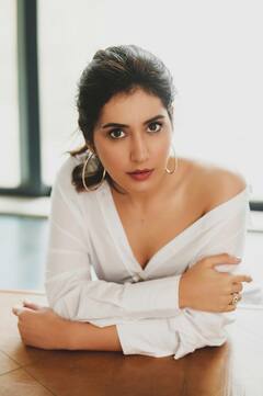 Raashi Khanna pics: வெள்ளை சட்டையில் படு கிளாமராக போஸ் கொடுத்த ராஷி கண்ணா..!