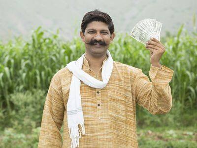 इसका मतलब यह है कि इन लोगों के खाते में 4000 रुपये ट्रांसफर किए जाएंगे. केंद्र सरकार इन लोगों को 9वीं और 10वीं किस्त का पैसा एकसाथ ट्रांसफर करेगी. आप पीएम किसान स्कीम के वेबसाइट पर अपनी किस्त का स्टेटस चेक कर सकते हैं-