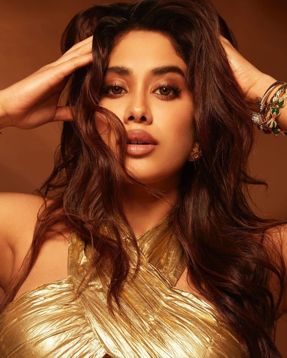 Janhvi Kapoor Photos: गोल्डन वन पीस ड्रेस में जान्हवी कपूर ने दिखाया सिजलिंग अवतार, अदाओं पर अटक जाएगा दिल