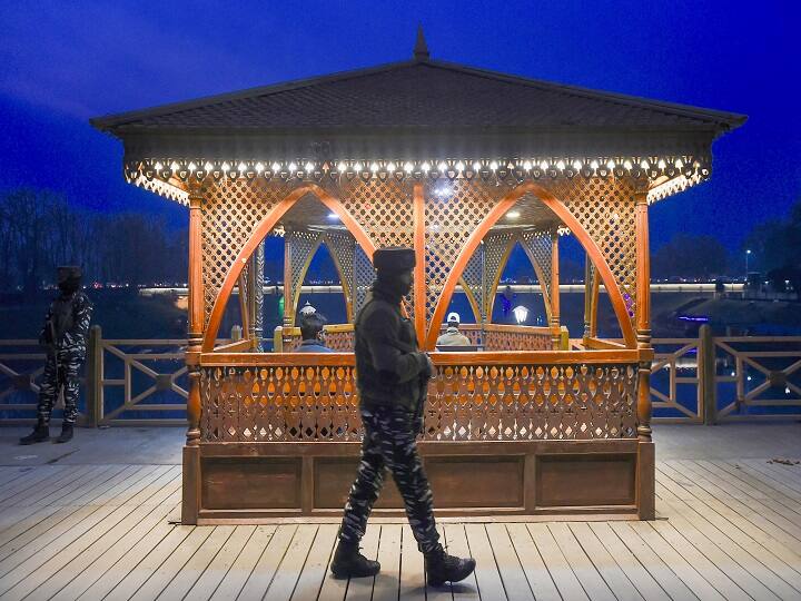 यह हमला जैश-ए-मोहम्मद द्वारा राष्ट्रीय राजधानी में संसद की इमारत पर किए गए हमले की 20 वीं बरसी पर किया गया. हमले के बाद घाटी की सड़कों पर जवान मुस्तैद दिखाई दिए