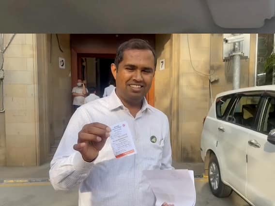 विनामास्क फिरणाऱ्या आमदाराला 200 रुपयांचा दंड, मंत्रालय पोलिसांची कारवाई विनामास्क फिरणाऱ्या आमदाराला 200 रुपयांचा दंड, मंत्रालय पोलिसांची कारवाई