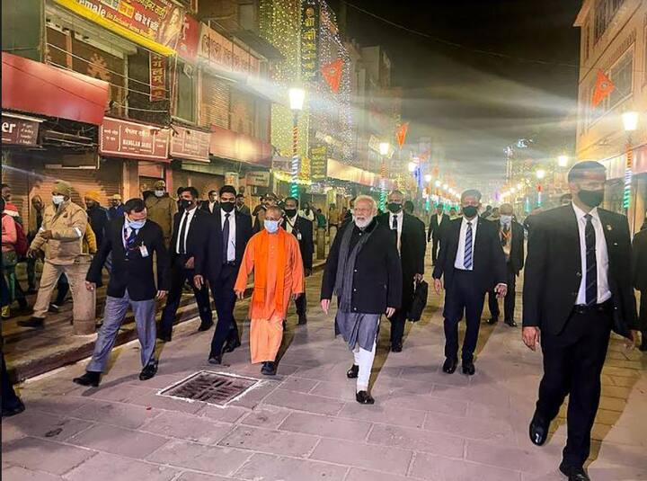 স্টেশনের বিভিন্ন আধুনিক ব্যবস্থা সম্পর্কে খোঁজ-খবর নেন। তাঁর সঙ্গে ছিলেন উত্তরপ্রদেশের মুখ্যমন্ত্রী যোগী আদিত্যনাথ এবং নিরাপত্তা বাহিনী।  প্রধানমন্ত্রী জানান, রেল যোগাযোগের পাশাপাশি আধুনিক, পরিষ্কার পরিচ্ছন্ন স্টেশন গড়ে তোলাই তাঁর সরকারের লক্ষ্য।