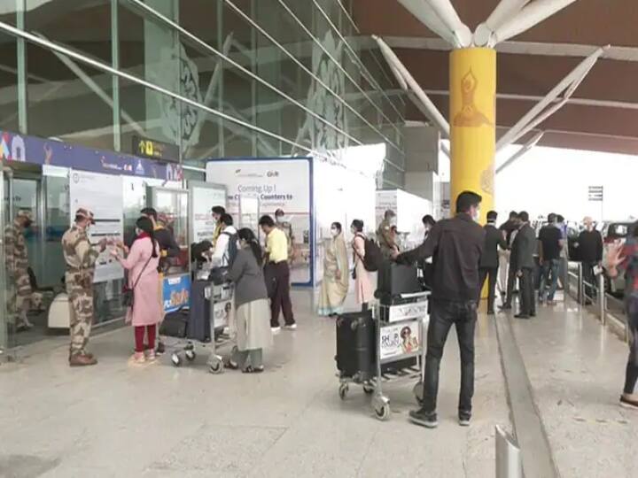 E-boarding gates at Delhi airport for security check, details here Delhi Airport E-boarding Gate : दिल्ली हवाई अड्डे पर अब ई-बोर्डिंग गेट्स, जानें इससे यात्रियों को कितनी हाेगी सहूलियत