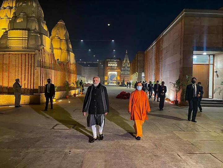 গতকাল হঠাৎই একটি ট্যুইটে প্রধানমন্ত্রী লেখেন, 'পরবর্তী গন্তব্য বারাণসী স্টেশন৷ রেল যোগাযোগ উন্নত করার পাশাপাশি পরিচ্ছন্ন, আধুনিক এবং যাত্রী বান্ধব স্টেশন তৈরি করাও আমাদের লক্ষ্য৷'  গতকাল সকালে দিল্লি থেকে বিমানে বারাণসী পৌঁছেছেন নরেন্দ্র মোদি, ৩৩৯ কোটি টাকা ব্যয়ে তৈরি কাশী বিশ্বনাথ মন্দির কমপ্লেক্সের প্রথম ফেজের উদ্বোধন করেন তিনি।