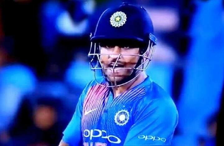 साल 2018 में साउथ अफ्रीका के खिलाफ एक टी-20 मैच में धोनी मनीष पांडे पर आपा खो बैठे थे. रन लेने को लेकर धोनी इतना भड़के थे कि गुस्से में पांडे के पास चले गए और उन्हें कहा कि गेंद पर ध्यान दे..कहीं और नहीं.