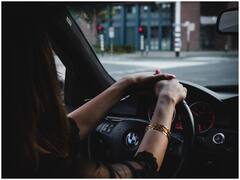 Traffic Challan: पत्नी से छिपकर गर्लफ्रेंड के साथ घूमता था शख्स, ट्रैफिक चालान ने खोल दी सारी पोल