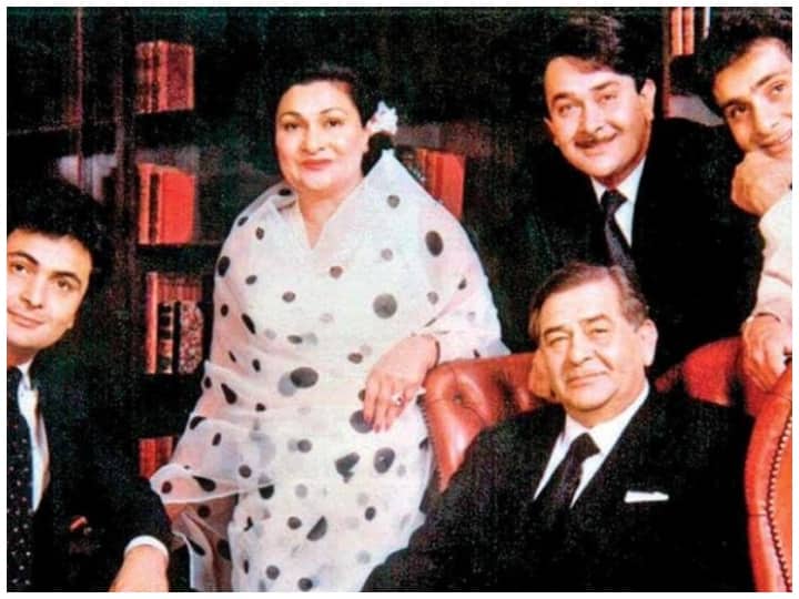 Raj Kapoor 97th Birth Anniversary, See Kapoor Family Album Raj Kapoor 97th Birth Anniversary: बॉलीवुड के लेजेंड राज कपूर की बर्थ एनिवर्सरी पर देखिए उनके परिवार की तस्वीरें