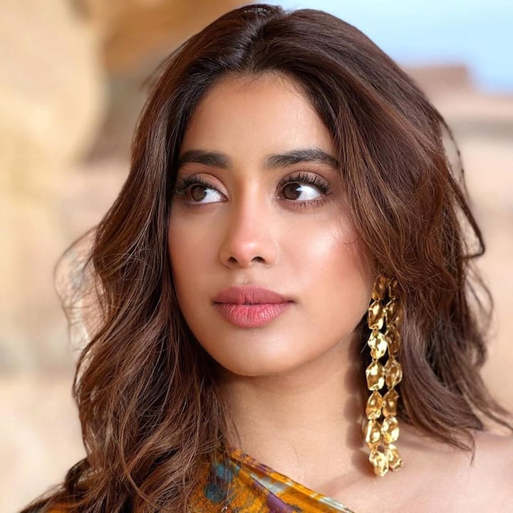 जाह्नवी कभी स्टाइल से पोज देती दिखाई दे रही हैं तो एक तरफ उनकी क्यूट अदाएं लोगों को फिर से अपना दीवाना बना रही हैं. (फोटो – सोशल मीडिया)