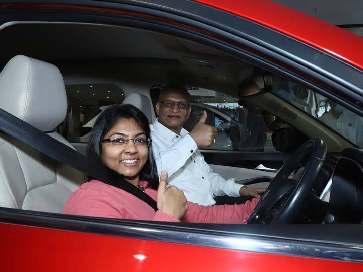 MG Motor presents personalized Hector SUV to Paralympics medalist Bhavina Patel MG Motor कडून टोकियो पॅरालिम्पिक्स विजेत्या Bhavina Patel यांना 'हेक्टर' भेट