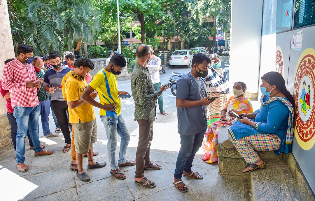 Coronavirus Cases Today: India reports 5784 new cases & 252 deaths in the last 24 hours Coronavirus Cases Today: देश में पिछले 24 घंटों में कोरोना के 5 हजार 784 नए केस दर्ज, ओमिक्रोन से 41 लोग संक्रमित