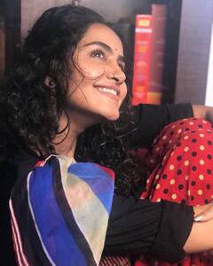 Anupama Parameswaran Photos: పుస్తకాలతో కుస్తీపడుతున్న కర్లీ హెయిర్ బ్యూటీ