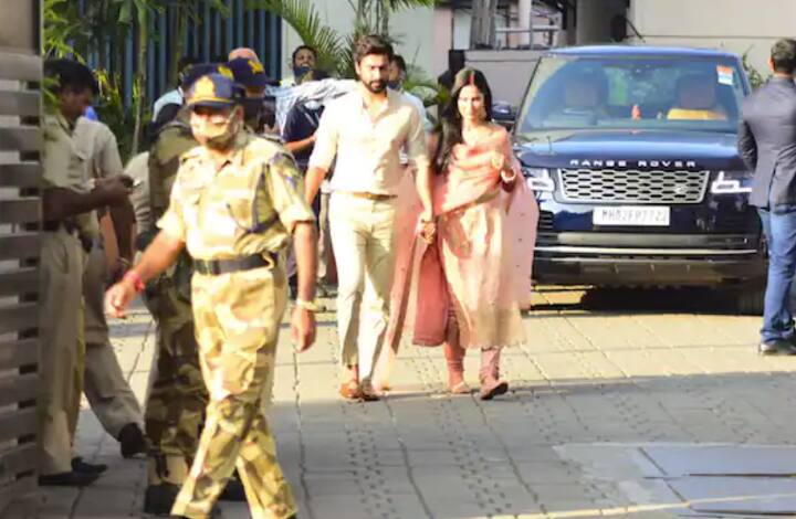 ਹੱਥਾਂ 'ਚ ਲਾਲ ਚੂੜਾ, ਮੰਗ 'ਚ ਸਿੰਦੂਰ, ਖੂਬਸੂਰਤ ਸੂਟ 'ਚ ਕੈਟਰੀਨਾ ਕੈਫ ਪੂਰੀ ਤਰ੍ਹਾਂ ਭਾਰਤੀ ਲੁੱਕ 'ਚ ਨਜ਼ਰ ਆਈ ਅਤੇ ਬੇਹੱਦ ਖੂਬਸੂਰਤ ਲੱਗ ਰਹੀ ਸੀ।