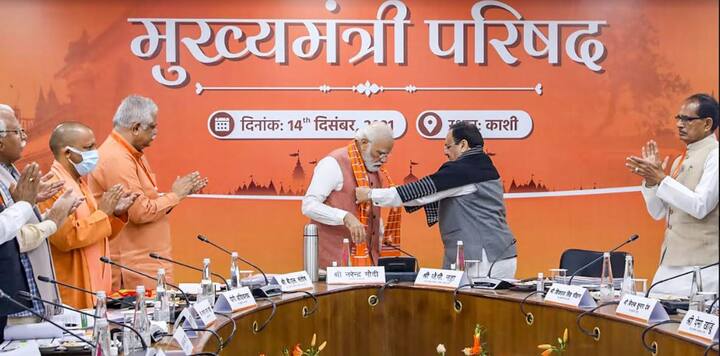 নাড্ডার সঙ্গে প্রশাসনিক বৈঠকও করেন তাঁরা। উল্লেখ্য, এদিন বারাণসী সফরের মধ্যেই প্রধানমন্ত্রীর ট্যুইট করে লেখেন, পুণ্যতোয়া গঙ্গায় স্নান করে আমি কৃতার্থ। মনে হচ্ছিল যেন কলকল শব্দে মা গঙ্গা আমাকে এই বিশ্বনাথ ধামের জন্য আশীর্বাদ জানাচ্ছেন।