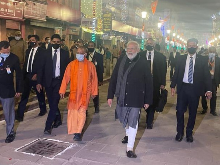PM Modi In Banaras: रात को सीएम योगी के साथ काशी की सड़कों पर निकले पीएम मोदी, बनारस रेलवे स्टेशन का भी किया दौरा