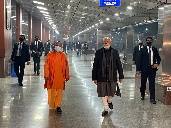 pm narendra modi visti banaras railway station and other works with cm yogi in midnight PM Modi In Banaras: ਜਦੋਂ PM ਮੋਦੀ ਅੱਧੀ ਰਾਤ CM ਯੋਗੀ ਨਾਲ ਕਾਸ਼ੀ ਦੀਆਂ ਸੜਕਾਂ 'ਤੇ ਨਿਕਲੇ