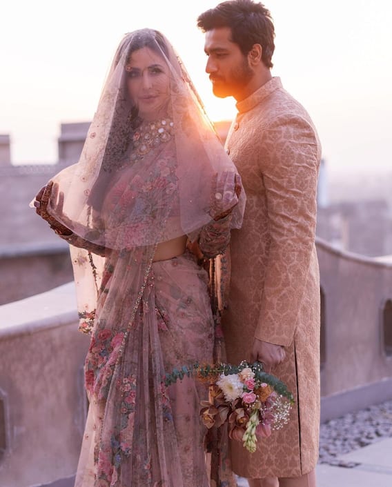 Katrina Vicky Unseen Photos: सिर पर साड़ी का पल्लू लिए पति विक्की संग रोमांस में डूबी कैटरीना कैफ की लेटेस्ट तस्वीरें