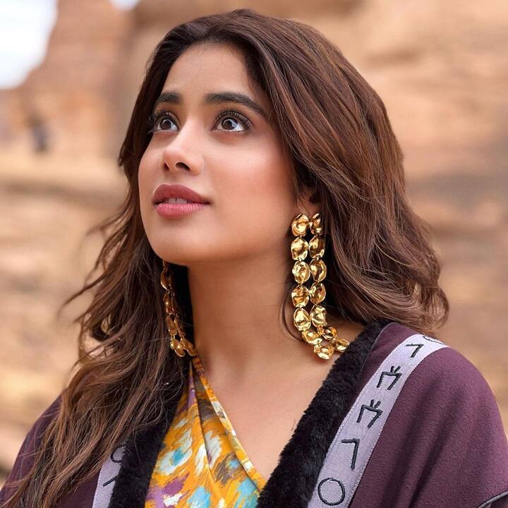 जाह्नवी कपूर सोशल मीडिया पर काफी एक्टिव रहती हैं. और अक्सर अपनी तस्वीरें और फनी वीडियो पोस्ट करती रहती हैं और उनका ये अंदाज फैंस को हमेशा ही भाता है. (फोटो – सोशल मीडिया)
