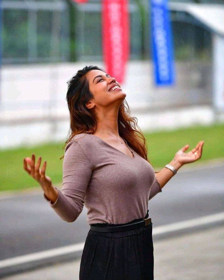சில முத்தங்களை நெருப்பில் சுட வச்சி நான் தந்ததுமே அதிரும் உன் உச்சி