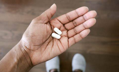 ਵਿਆਗਰਾ ਕੀ ਹੈ? ਵਿਆਗਰਾ ਖਾਣ ਨਾਲ ਪੁਰਸ਼ਾਂ ਦੇ ਲਿੰਗ ਵਿੱਚ ਆਰਜ਼ੀ ਤੌਰ 'ਤੇ ਖੂਨ ਦਾ ਵਹਾਅ ਵਧ ਜਾਂਦਾ ਹੈ। ਇਹ ਫਿੱਕੇ ਨੀਲੇ ਰੰਗ ਦੀ ਹੁੰਦੀ ਹੈ ਤੇ ਡਾਇਮੰਡ ਦੇ ਆਕਾਰ ਜਿਹੀ ਹੁੰਦੀ ਹੈ। ਇਹ ਪੁਰਸ਼ਾਂ ਵਿੱਚ ਥੋੜ੍ਹੇ ਸਮੇਂ ਲਈ ਯੌਨ ਸਮਰੱਥਾ ਨੂੰ ਵਧਾ ਦਿੰਦੀ ਹੈ। ਜੇਕਰ ਤੁਸੀਂ ਸ਼ੀਘਰਪਤਨ ਦੀ ਸਮੱਸਿਆ ਨਾਲ ਜੂਝ ਰਹੇ ਹੋ ਤਾਂ ਜ਼ਰੂਰ ਹੀ ਡਾਕਟਰ ਨਾਲ ਸੰਪਰਕ ਕਰੋ।