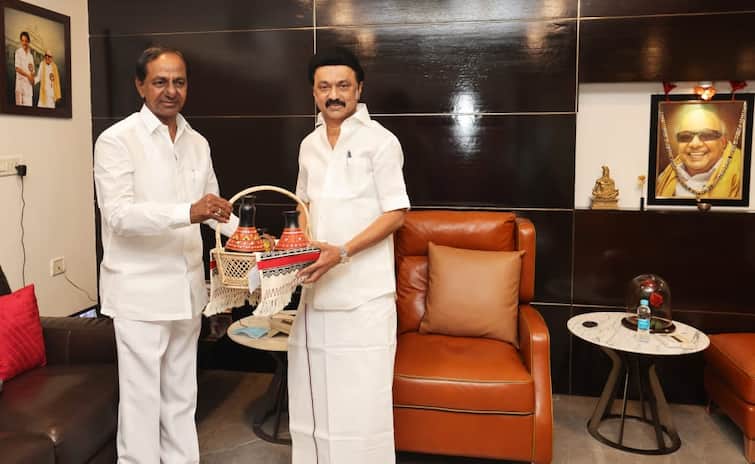 CM KCR  met Stalin along with his family members in Chennai KCR MK Stalin Meeting: యాదాద్రి ప్రారంభోత్సవానికి రండి.. ,. స్టాలిన్‌ను ఆహ్వానించిన కేసీఆర్ !