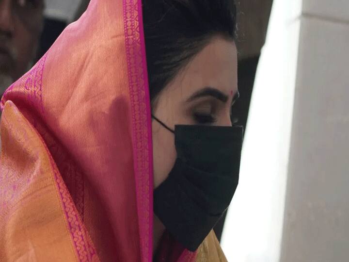 अमीन पीर दरगाह पहुंचकर एक्ट्रेस सामंथा रुथ प्रभु ने अपना सिर झुकाया. जिसकी तस्वीरें सोशल मीडिया पर जमकर वायरल हो रही है.