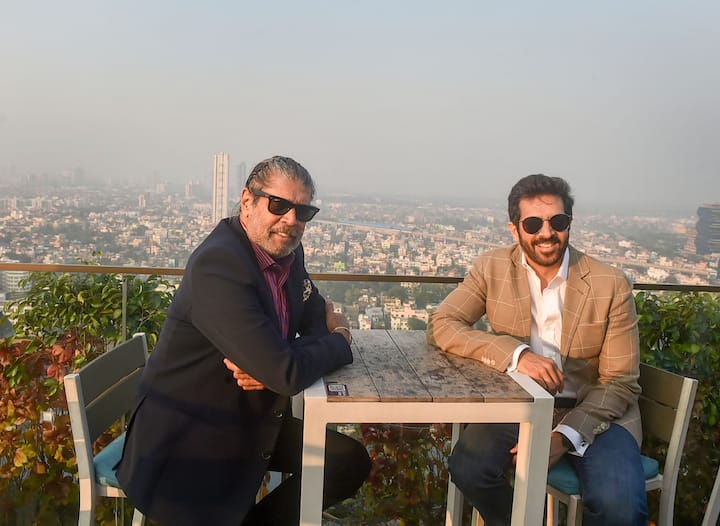 সোমবারই শহরে পা রেখেছেন বিশ্বকাপজয়ী ভারত অধিনায়ক। তাঁর সঙ্গে এসেছিলেন চিত্র পরিচালক কবীর খান।