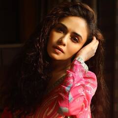 PHOTO: नजरेत चमक, नाजूक अदा; अमृताच्या फोटोवर चाहते फिदा