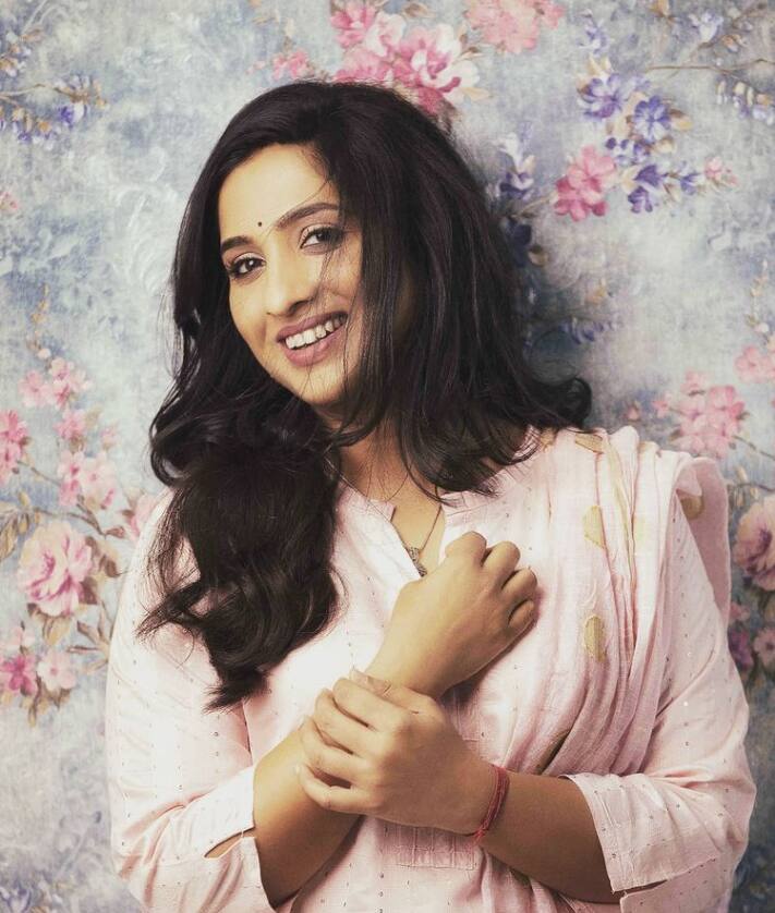 आई कुठे काय करते या मालिकेमधून प्रेक्षकांचे मनोरंजन करणाऱ्या अभिनेत्री मधुराणी प्रभुलकर  यांनी नुकतेच त्यांच्या खास लूकमधील फोटो शेअर केले आहेत. (Photo Credit : madhurani prabhulkar/instagram)