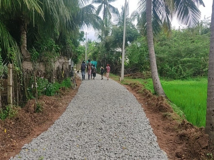 வாட்சப் குழு மூலம் ஒன்றிணைந்த இளைஞர்கள் - அரசு நிதிஒதுக்காததால் சொந்த செலவில் தார் சாலை அமைக்கும் கிராமம்