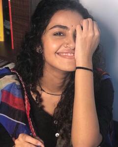 Anupama Parameswaran Photos: పుస్తకాలతో కుస్తీపడుతున్న కర్లీ హెయిర్ బ్యూటీ