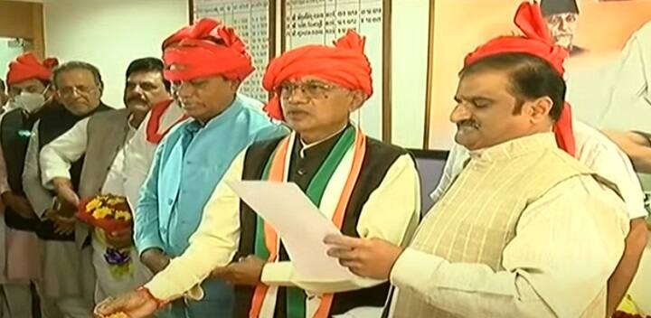 Sukhram Rathva taken charge opposing leader of Gujarat Assembly સુખરામ રાઠવાએ સંભાળ્યો વિપક્ષના નેતા તરીકેનો ચાર્જ, કોણ કોણ રહ્યું હાજર?