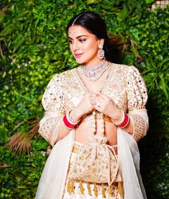 Shraddha Arya Photos: बेस्टी Ankita Lokhande की संगीत सेरेमनी में कुछ इस अंदाज में पहुंची नई-नवेली दुल्हन श्रद्धा आर्या, गोल्डन लहंगे में लगी बेहद खूबसूरत