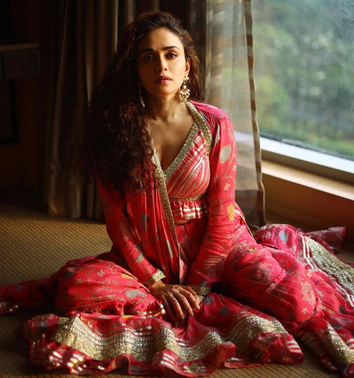 हा लूक तिने अंकिता लोखंडेच्या संगीत सोहळ्याच्या वेळी केला होता. (Photo:@amrutakhanvilkar/IG)