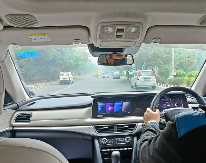 कारमध्ये आत जाताना सीट मागे सरकते. हे फिचर्स ग्राहकांच्या चांगलेच पसंतीस उतरले आहे.