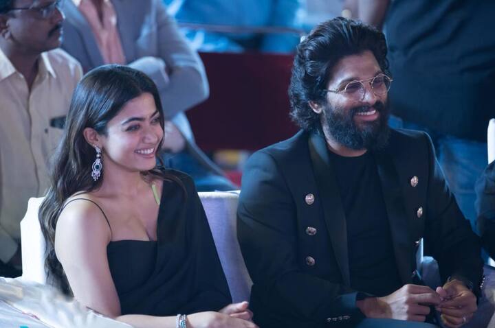 यावेळी रश्मिका मंदाना आणि स्टायलीश स्टार अल्लू अर्जून ब्लॅक आऊटफिटमध्ये पाहायला मिळाले. (सौजन्य : पुष्पा ट्विटर)