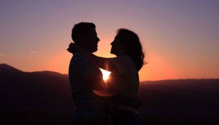 પૂછપરછ દરમિયાન પ્રેમિકા આરપીએપને ચકમો આપીને ફરાર થઈ ગઈ હતી. આરપીએફ જવાનના કહેવા મુજબ, સવારના સમયે સ્ટેશન પર રૂટિન ચેકિંગ અભિયાન ચાલતું હતું તે દરમિયાન પ્રેમી પંખીડા અશ્લીલ હરકત કરતાં પકડાયા હતા.