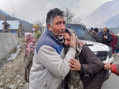 Srinagar Terrorist Attack: जवानों का बहा खून तो सिहर उठी घाटी, अंतिम संस्कार मे जुटी भारी भीड़- अलर्ट पर सुरक्षाबल, देखें तस्वीरें