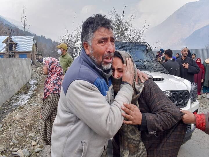 जम्मू कश्मीर सशस्त्र पुलिस की 92वीं बटालियन में कार्यरत कांस्टेबल रमीज अहमद की सेना के 92वें बेस अस्पताल में इलाज के दौरान मौत हो गई.