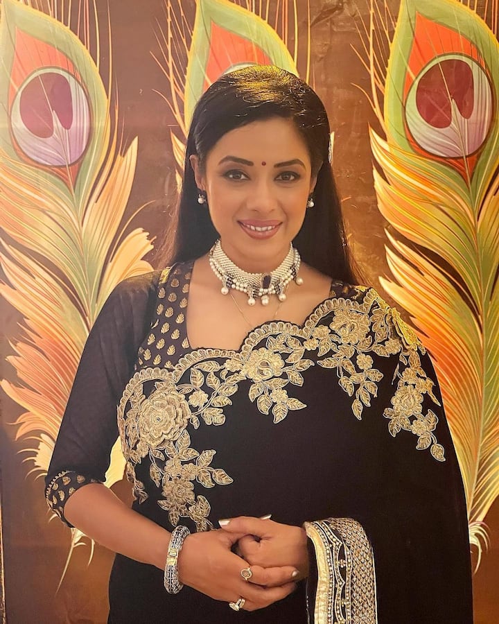 हमेशा अपने बालों को बांधे दिखने वाली अनुपमा अब शो में खुले बालों में भी नजर आएंगी और अनुज पर बिजलियां गिराते हुए दिखाई देंगी.