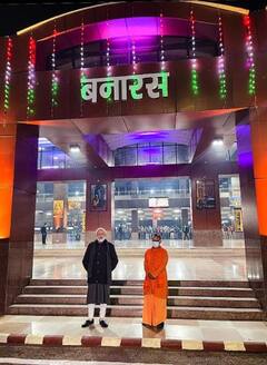 PM Modi Varanasi Visit: রাত ১:১৩! যোগীর সঙ্গে বারাণসী রেল স্টেশন ঘুরে দেখলে মোদি, নিলেন আধুনিক ব্যবস্থা সম্পর্কিত খোঁজ-খবরও