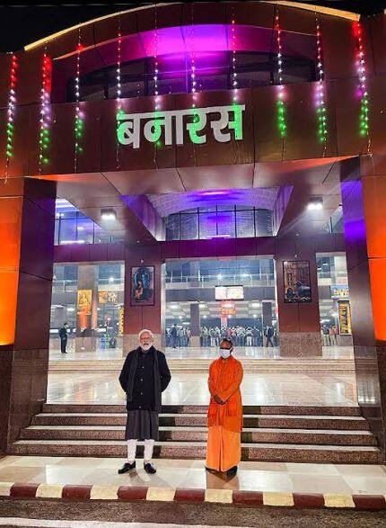 একটা মুহূর্তেও নষ্ট করতে রাজি নন মোদি। তাই সোমবার বারাণসী পৌঁছে গভীর রাতেই উত্তর প্রদেশের মুখ্যমন্ত্রী যোগী আদিত্যনাথকে নিয়ে বেরিয়ে পড়েন প্রধানমন্ত্রী৷ এরপর দীর্ঘক্ষণ বারাণসী রেল স্টেশন ঘুরে দেখেন প্রধানমন্ত্রী।