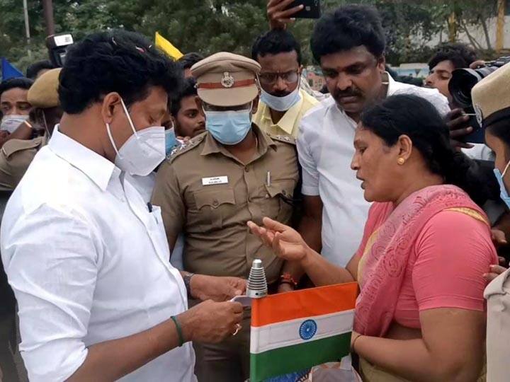 Anbil Mahesh, who bought a petition in Thanjavur, was agitated by a woman who forgot her car and cried தஞ்சையில் மனு வாங்கிய அமைச்சர் அன்பில் மகேஷ் - காரை மறித்து கதறி அழுத பெண்ணால் பரபரப்பு