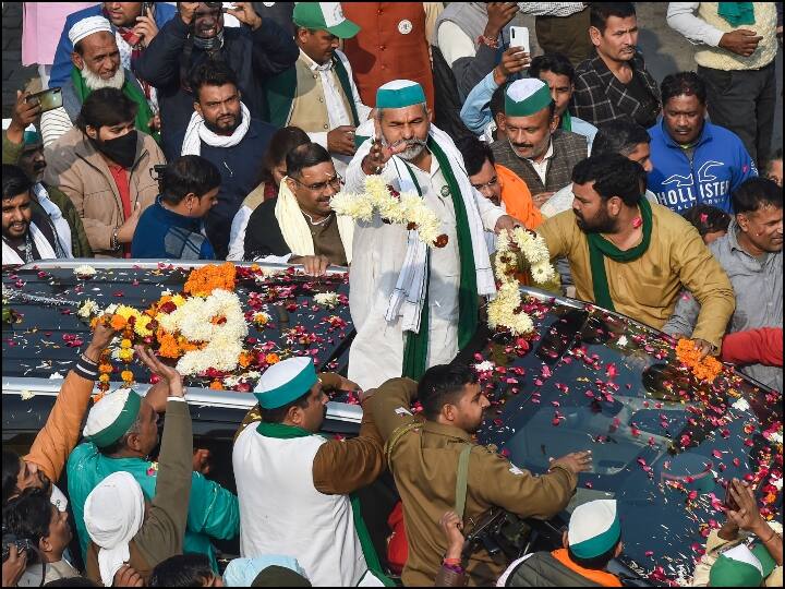 गाजीपुर से किसानों के रवाना होने से पहले टिकैत ने सहयोग के लिए जनता का आभार जताया और कहा, ‘‘383 दिनों तक चले आंदोलन ने बहुत कुछ सिखाया है और इसे याद रखा जाएगा. (तस्वीर: पीटीआई)
