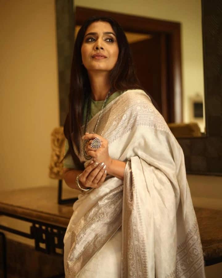 सोनाली ने 'सो कुल' हे पुस्तक देखील लिहलं आहे. (Photo:@sonalikul/IG)