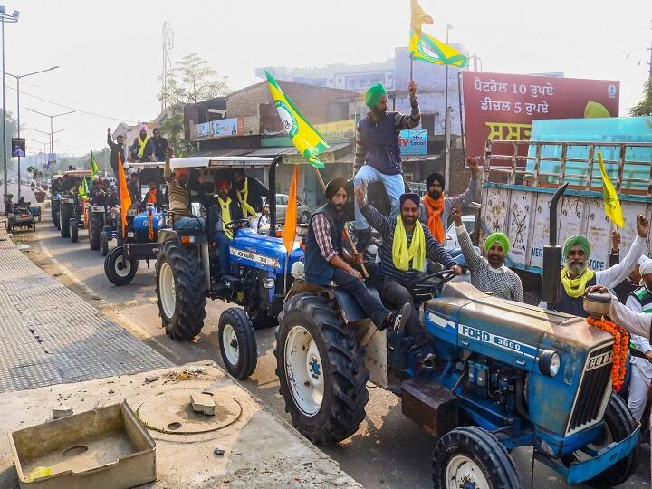 Farmers Protest Homecoming Delhi Tikri Singhu Gazipur Border may open by afternoon barricades removed Farmers Protest: दिल्ली के बॉर्डर से आज पूरी तरह होगी किसानों की घर वापसी, सिंघु बॉर्डर पर लगे बैरिकेड्स हटाए गए