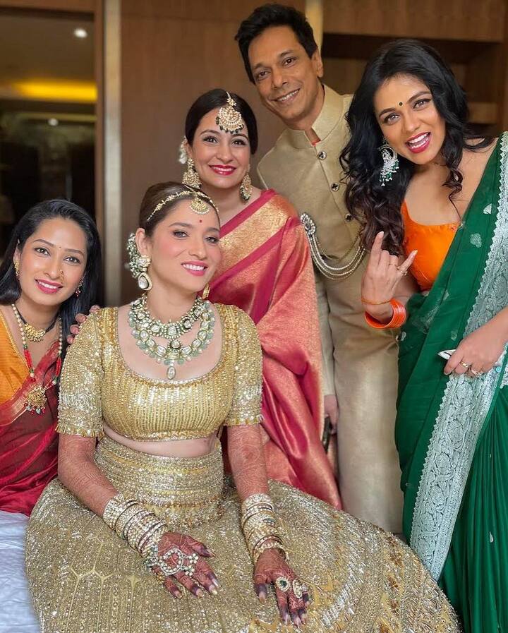 अंकिताच्या लग्नसोहळ्याचे अनेक फोटो प्रार्थनाने शेअर केलेत. हिरव्या साडीत प्रार्थना खूपच सुंदर दिसतेय.  (Photo : @prarthana.behere/IG)