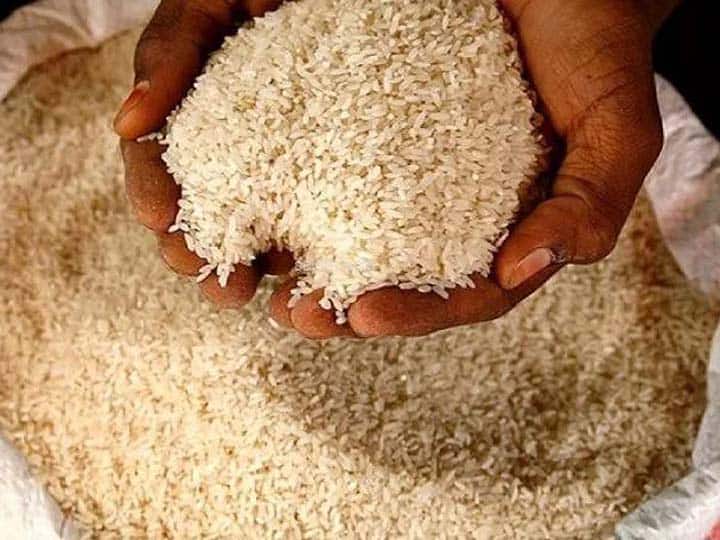 rice remedy do these upay to hey rid of money problems Chawal Ke Upay: चावल के 5 दानों से कर लें ये अचूक उपाय, हो जाएंगे मालामाल, जेब नहीं रहेगी कभी खाली