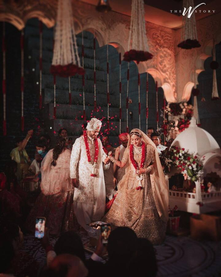 लग्नात विकीने पांढऱ्या रंगाच्या शेरवानी घातली आहे. (photo credit : lokhandeankita/ig)